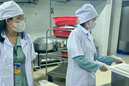 Chăm lo bữa ăn tập thể an toàn cho học sinh