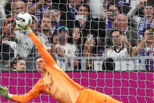 Szczesny bắt phạt đền Mbappe, cứu Barca ở El Clasico