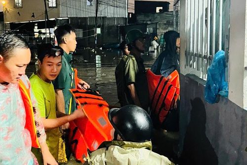 Lực lượng chức năng Lâm Đồng hỗ trợ người dân ứng phó mưa lũ trong đêm