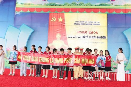 Trên 400 học sinh được giáo dục pháp luật về trật tự an toàn giao thông