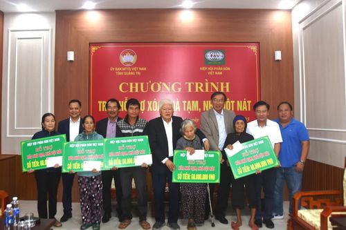 Trao 300 triệu đồng xóa nhà tạm, nhà dột nát cho hộ nghèo