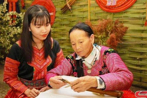 Nét hoa văn đặc sắc trên trang phục các dân tộc