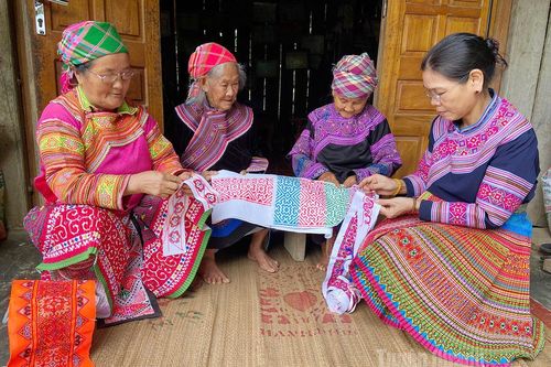 Người Mông ở Bắc Triển giữ gìn nghề thêu truyền thống