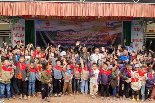 Trao tặng 3.000 áo ấm cho học sinh xã Nấm Dẩn