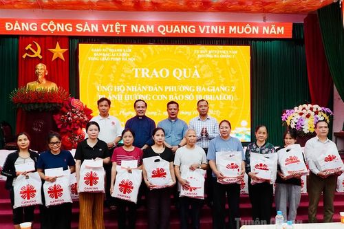 Giáo xứ Thánh Tâm và Ban Bác ái Xã hội Tổng Giáo phận Hà Nội trao 200 suất quà hỗ trợ người dân phường Hà Giang 2