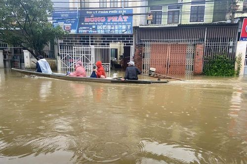 Nhiều tuyến giao thông ngập sâu, người dân đi lại bằng thuyền