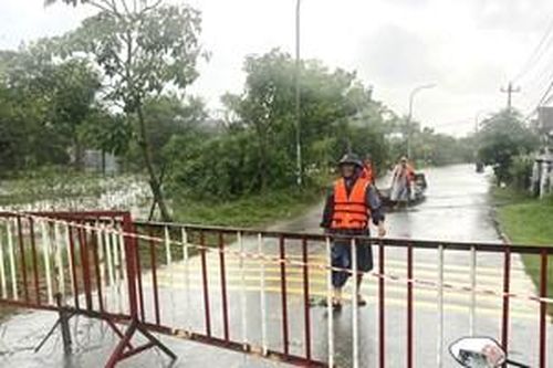 Mưa lớn gây ngập sâu, hơn 100 hộ dân Hóa Châu phải sơ tán khẩn