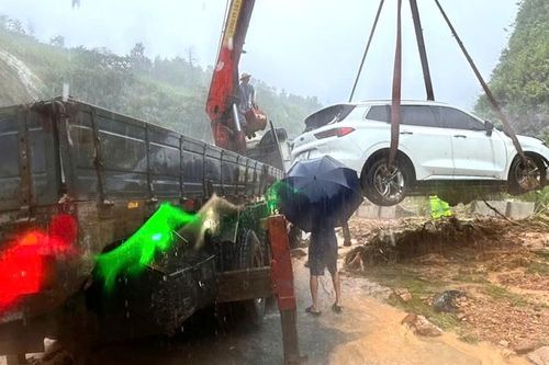 Giải cứu ô tô mắc kẹt trên cao tốc La Sơn - Túy Loan do sạt lở