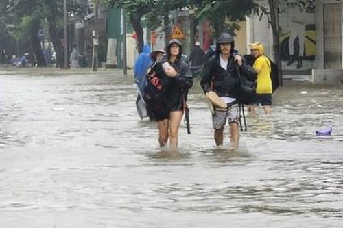 Nước dâng nhanh, nhiều tuyến đường trung tâm ngập sâu