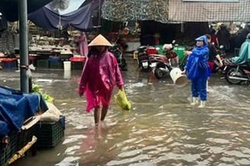 Di dời hàng hóa và tạm thời đóng cửa quầy các hộ kinh doanh ở đường Chương Dương