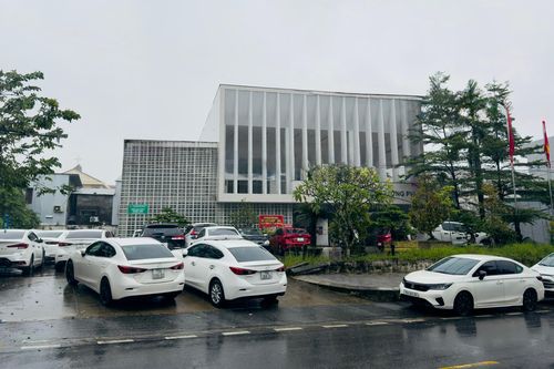 Tìm nơi đậu xe tránh lũ