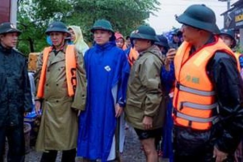 Phó Chủ tịch UBND TP. Huế Phan Quý Phương kiểm tra công tác ứng phó mưa lũ tại Lộc An