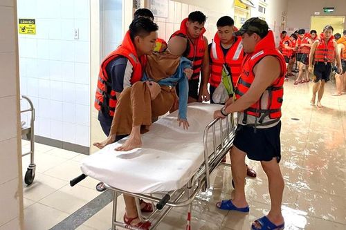 Di chuyển bệnh nhân Bệnh viện Trung ương Huế lên nơi an toàn