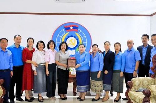 Thắt chặt đoàn kết Công đoàn Xây dựng VN và Công đoàn ngành Công chính và Vận tải Lào