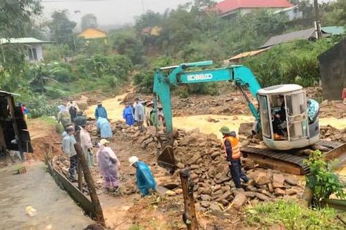 Quảng Ngãi: Sạt lở núi gây ách tắc giao thông, cô lập hàng nghìn người dân