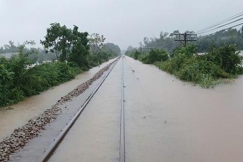 Ngập sâu ở Huế, đường sắt Bắc - Nam phải dừng toàn tuyến, 2.700 khách bị ảnh hưởng