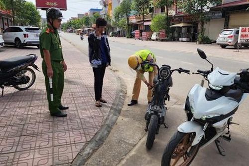 Nhiều thiếu niên 'đầu trần' phóng xe máy điện ở Bắc Ninh bị lập biên bản