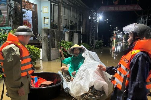 Thủy điện xả lũ trong mưa lớn, nhiều khu vực ở Đà Nẵng ngập sâu trong đêm