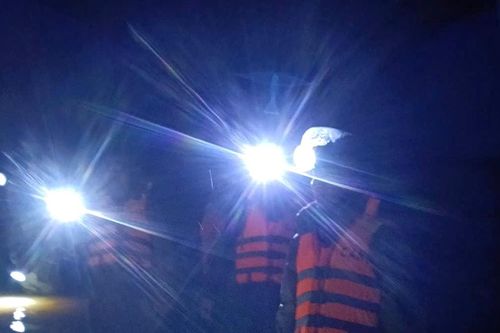 Công an xã ở Đà Nẵng dầm mưa, hỗ trợ người dân 'chạy lũ' trong đêm