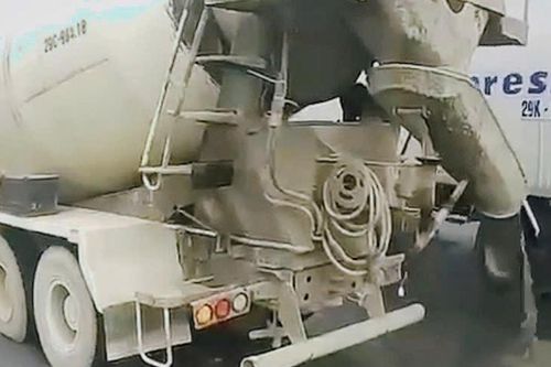 CSGT Hà Nội xử phạt tài xế xe bồn làm rơi vãi bê tông xuống đường