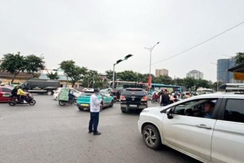 Bến xe Giáp Bát tăng cường sắp xếp trật tự luồng tuyến để hành khách lưu thông thuận lợi hơn