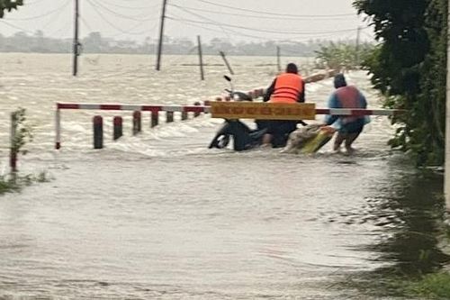 Nghĩa tình của Công an xã 'rốn lũ' xứ Huế với người dân đau yếu