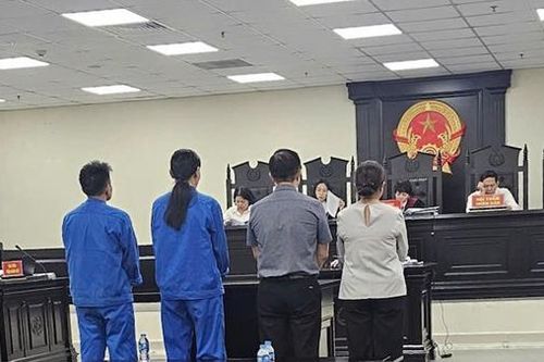 Hai cựu kiểm sát viên lãnh 12 năm tù vì 'chạy án'