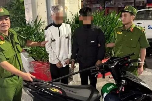 Hai đối tượng mang hung khí hành hung người đi đường