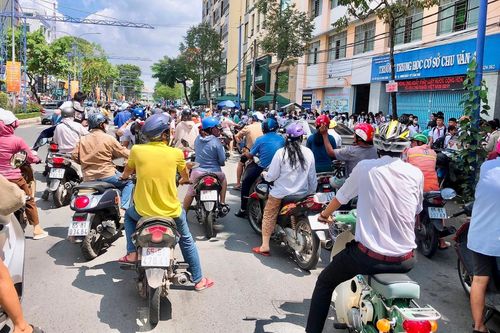 Phụ huynh dừng đỗ sai quy định trước cổng trường: Cảnh báo nguy cơ và mức xử phạt