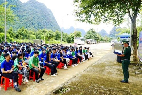 Ngoại khóa 'Tiết học biên cương' tại xã Đức Long