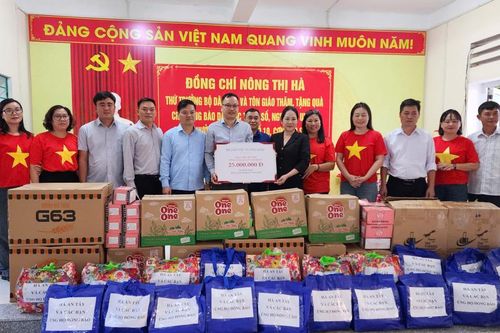 Thứ trưởng Bộ Dân tộc và Tôn giáo Nông Thị Hà thăm, tặng quà nhân dân 2 xã Cần Yên và Thông Nông