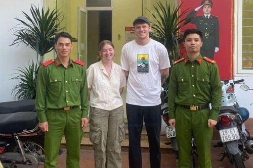 Công an phường Ba Đình trao trả tài sản đánh rơi cho du khách quốc tế