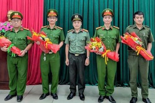 Công an TPHCM: Sát cánh cùng người dân vượt triều cường lịch sử