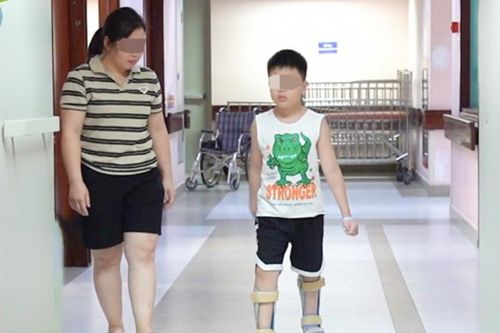 Bé trai bại não có thể tự bước đi sau ca phẫu thuật chưa từng có ở Việt Nam