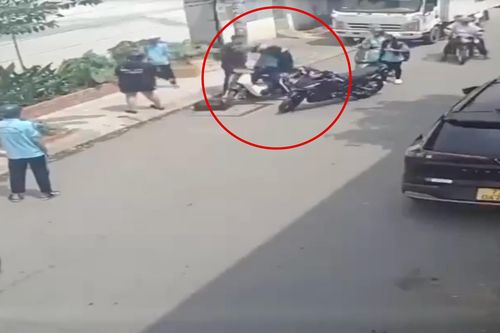 Nam thanh niên đánh tới tấp 2 học sinh giữa đường để 'dằn mặt'