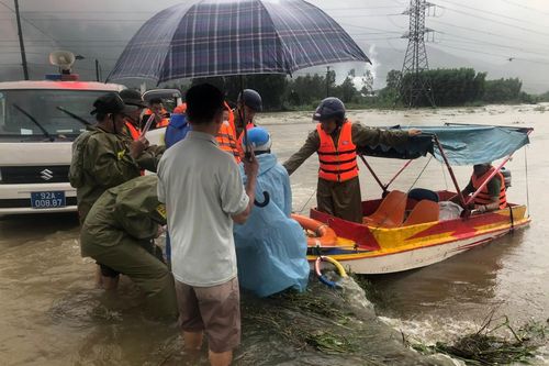 Công an xã ở Đà Nẵng lái cano vượt lũ, đưa sản phụ đi sinh