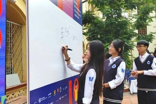 Học sinh Hà Nội hưởng ứng chiến dịch 'Không một mình'