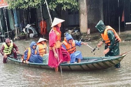 Công an Đà Nẵng tăng cường lực lượng giúp dân ứng phó với mưa lũ