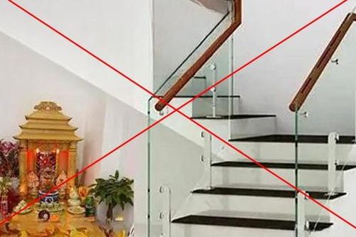 Hệ lụy ban thờ Thần tài đặt dưới gầm cầu thang nhiều người mắc phải