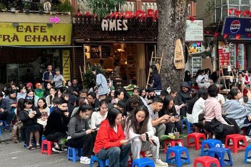 Cơn sốt trải nghiệm mùa thu Hà Nội: Người dân, du khách nô nức lên phố săn tìm khoảnh khắc lãng mạn