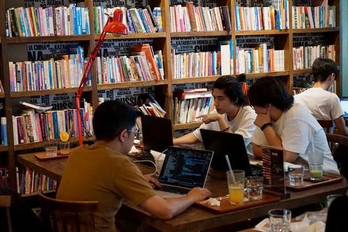 Khi quán cà phê trở thành 'văn phòng tự do' của người trẻ