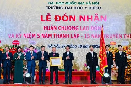 Trường Đại học Y Dược đón nhận Huân chương Lao động hạng Ba