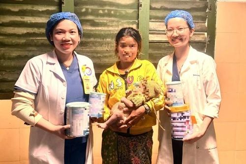 Bé 5 ngày tuổi thủng dạ dày, nhiễm khuẩn huyết nặng vì... ăn cơm