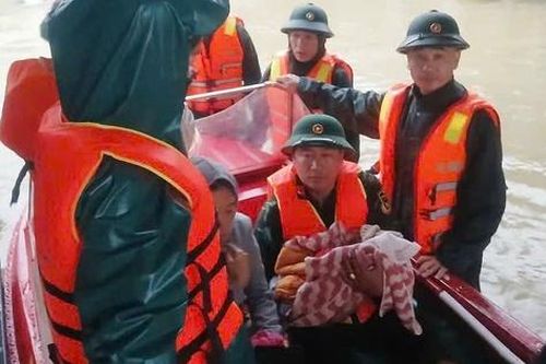 Nước lũ ở Huế lên nhanh, quân đội dùng ca nô đưa sản phụ đến cơ sở y tế