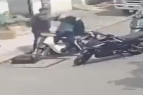 Nam thanh niên chở theo bạn gái dùng mũ bảo hiểm đánh 2 học sinh, 1 em xuất huyết não
