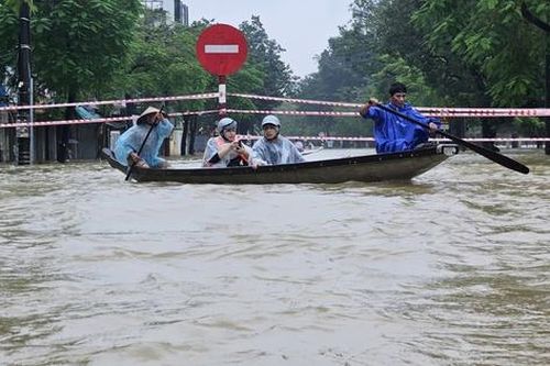 Người dân sống bên Kinh thành Huế: 'Nước lên rất nhanh, có lẽ chỉ thua lũ năm 1999'