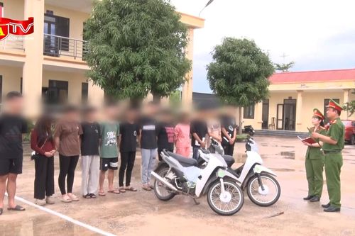 Làm rõ các clip nữ sinh có hành vi bạo lực, đi xe máy cầm ná phóng lợn trên mạng xã hội