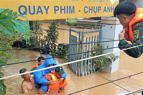 Đà Nẵng: Mưa lũ chia cắt, bộ đội kịp thời đưa bệnh nhân đến nơi an toàn