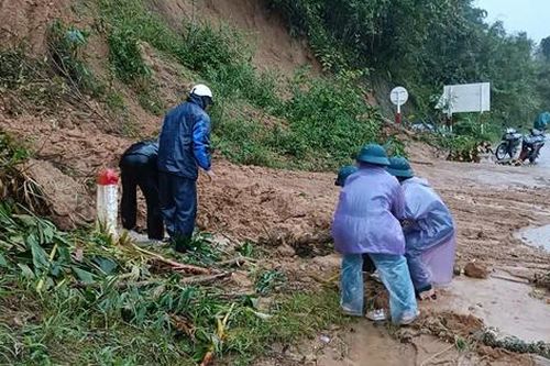 Quảng Ngãi: Nhiều xã bị cô lập do sạt lở đường