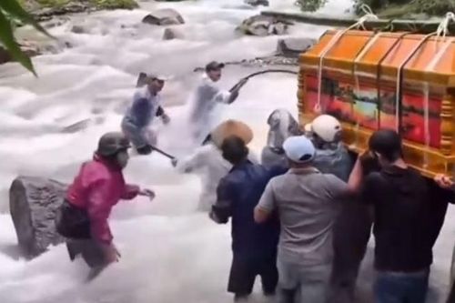Khiêng quan tài vượt lũ ở Đà Nẵng
